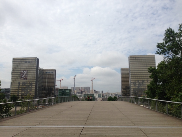 Alla scoperta del Bercy Village: la Bibliothèque vista dal ponte Simone de Beauvoir