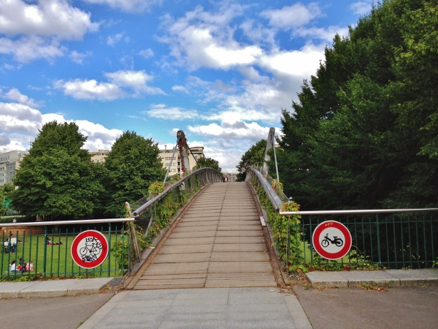 Percorso pedonale nel verde a Parigi: fine del Viaduc. Dopo il ponte comincia l'Allée Vivaldi.