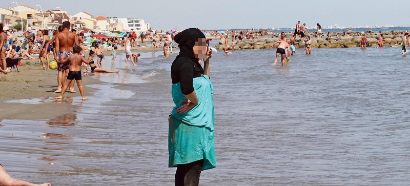 in spiaggia col burkini