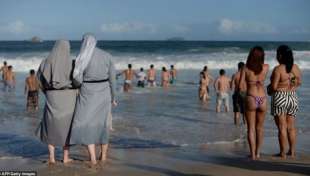 suore in spiaggia, col velo