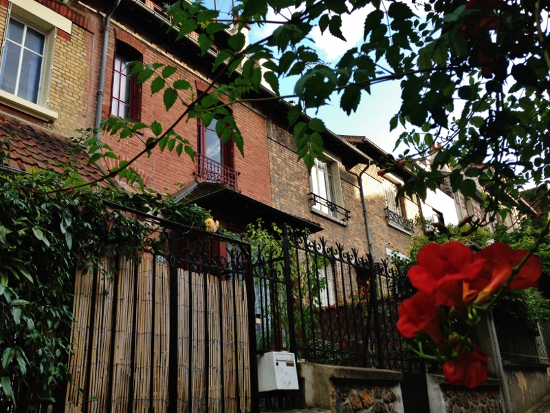 La Parigi che non ti aspetti: scorcio di una casa lungo la villa de la renaissance