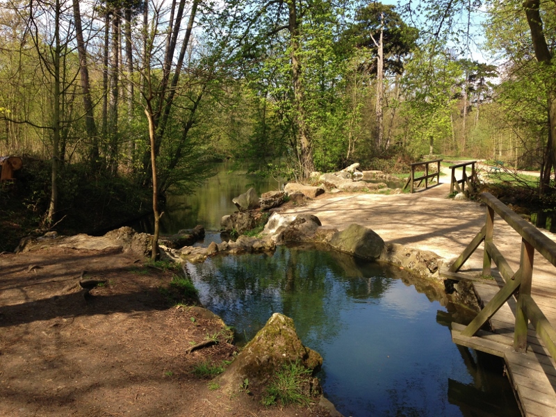 Passeggiata per il bois de Vincennes: lungo un corso d'acqua 
