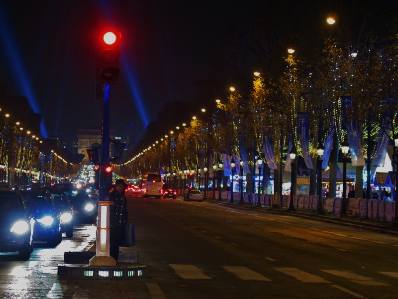 I 4 mercatini di Natale da non perdere a Parigi - attraversando la strada sugli Champs Elysées I 4 mercatini di Natale da non perdere a Parigi - attraversando la strada sugli Champs Elysées