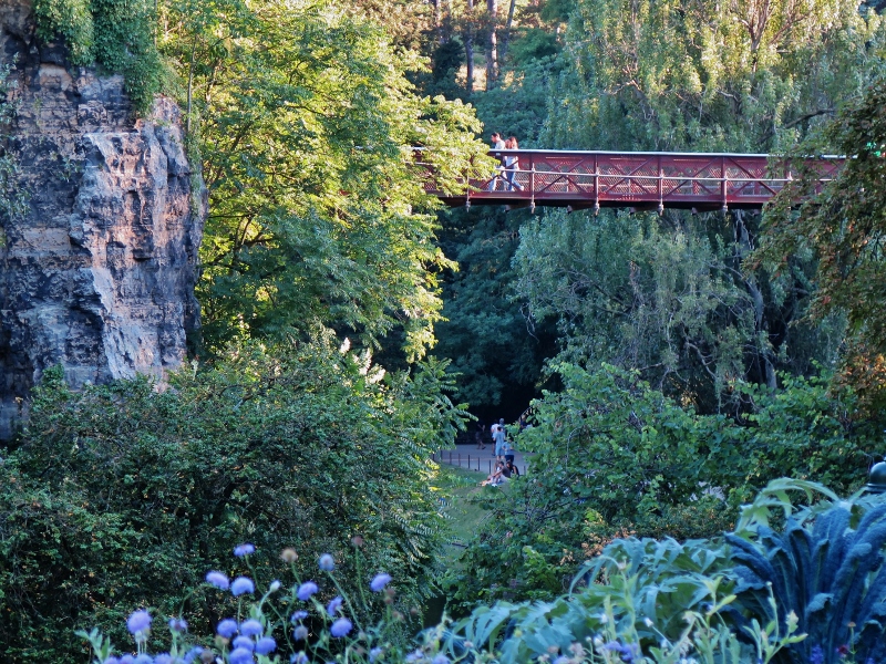 Itinerario parigino per un week end autentico - passaggio per raggiungere la cima del parco de la butte Chaumont