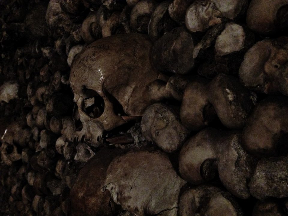 Catacombe di Parigi: qua e là