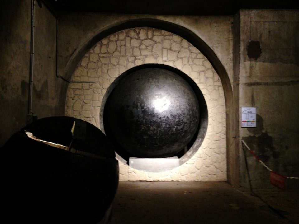 sotto la ville Lumière - palla d'acciaio utilizzata per separare l'acqua dalla sabbia