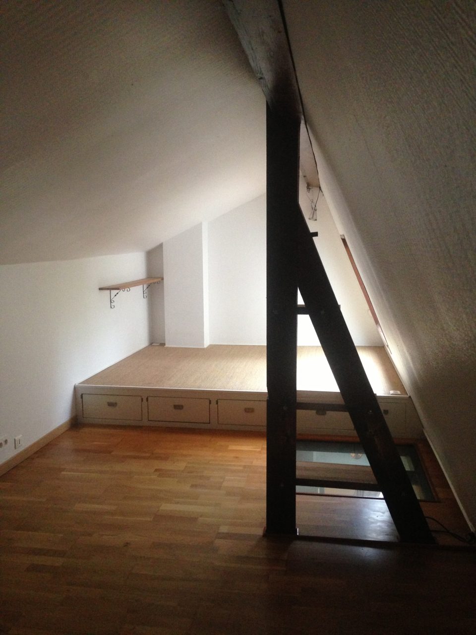 un'ampia camera da letto