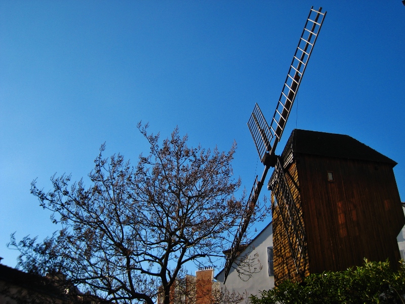 Passeggiata a Montmartre - vista sul Moulin de la Galette