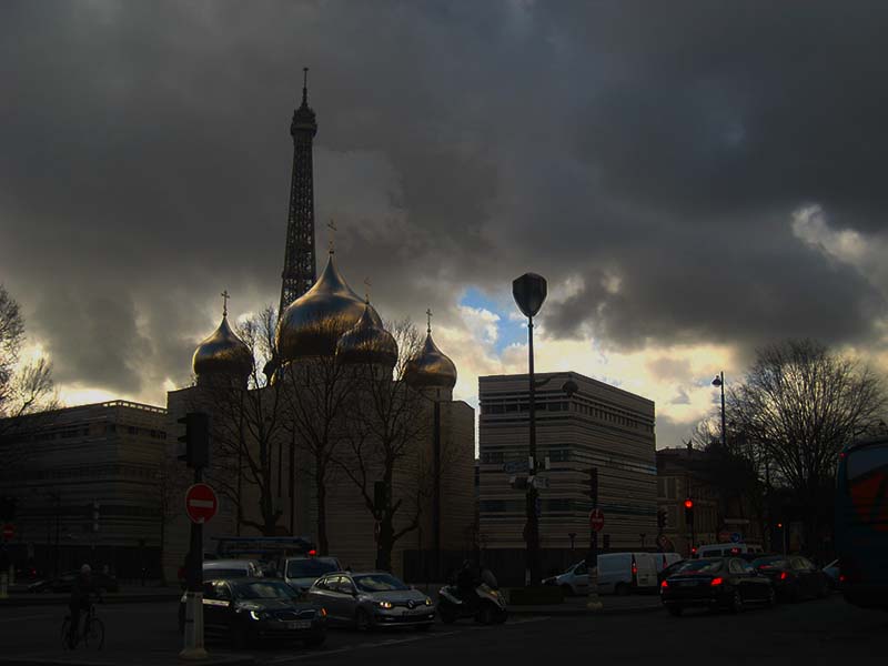 La tour Eiffel nascosta dalle cupole della cattedrale ortodossa della santa trinità