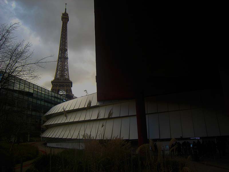Prima di entrare al Musée du quai Branly mi appare la Tour Eiffel