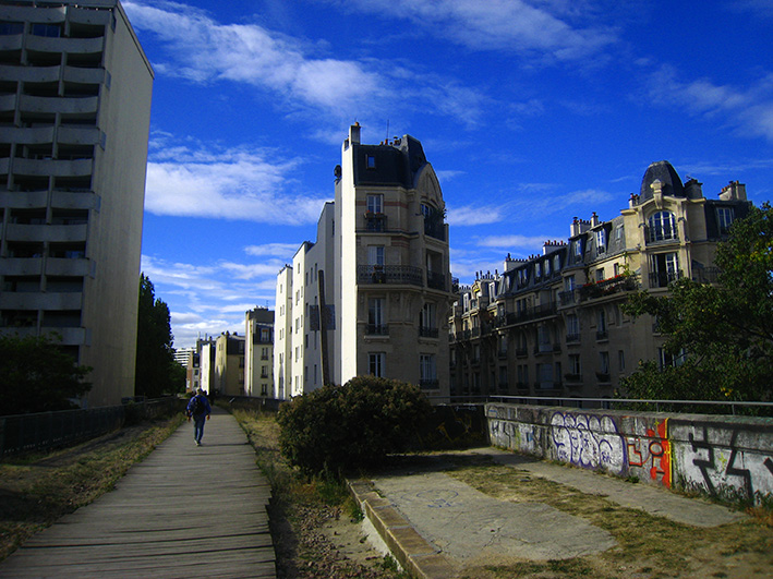 l'itinerario lungo la petite ceinture passa anche tra le case