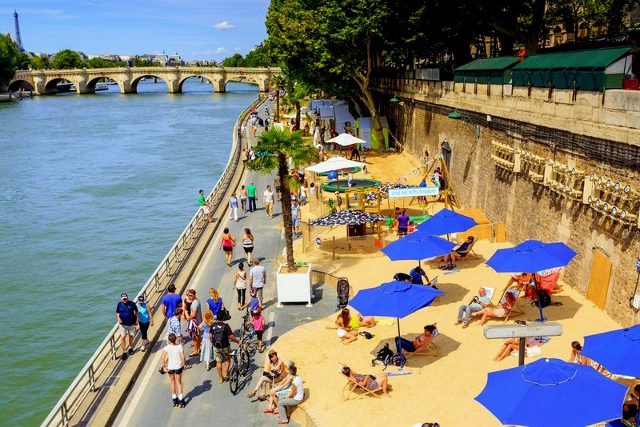 Paris Plages – tonnellate di sabbia a Parigi