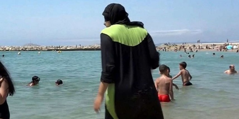 Tutti al mare… a guardar il burkini integrale