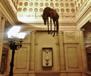 Un italiano a Parigi: è l’arte di Maurizio Cattelan